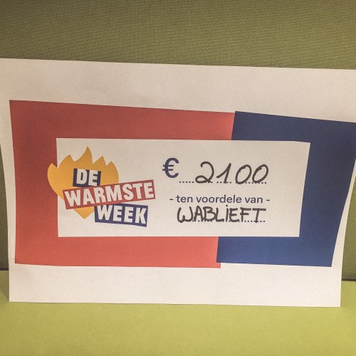 Een cheque van €2100 voor 'De Warmste Week', gedoneerd door Wablieft.
