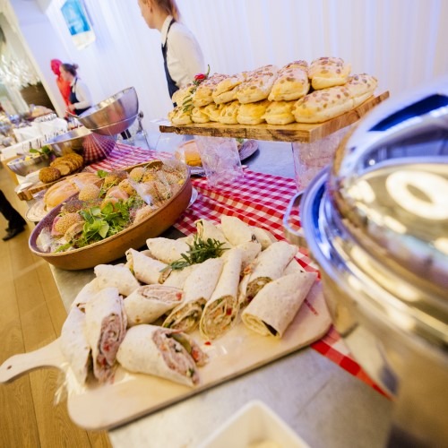 Buffettafel met diverse broodjes en wraps, voorbereid voor een evenement.